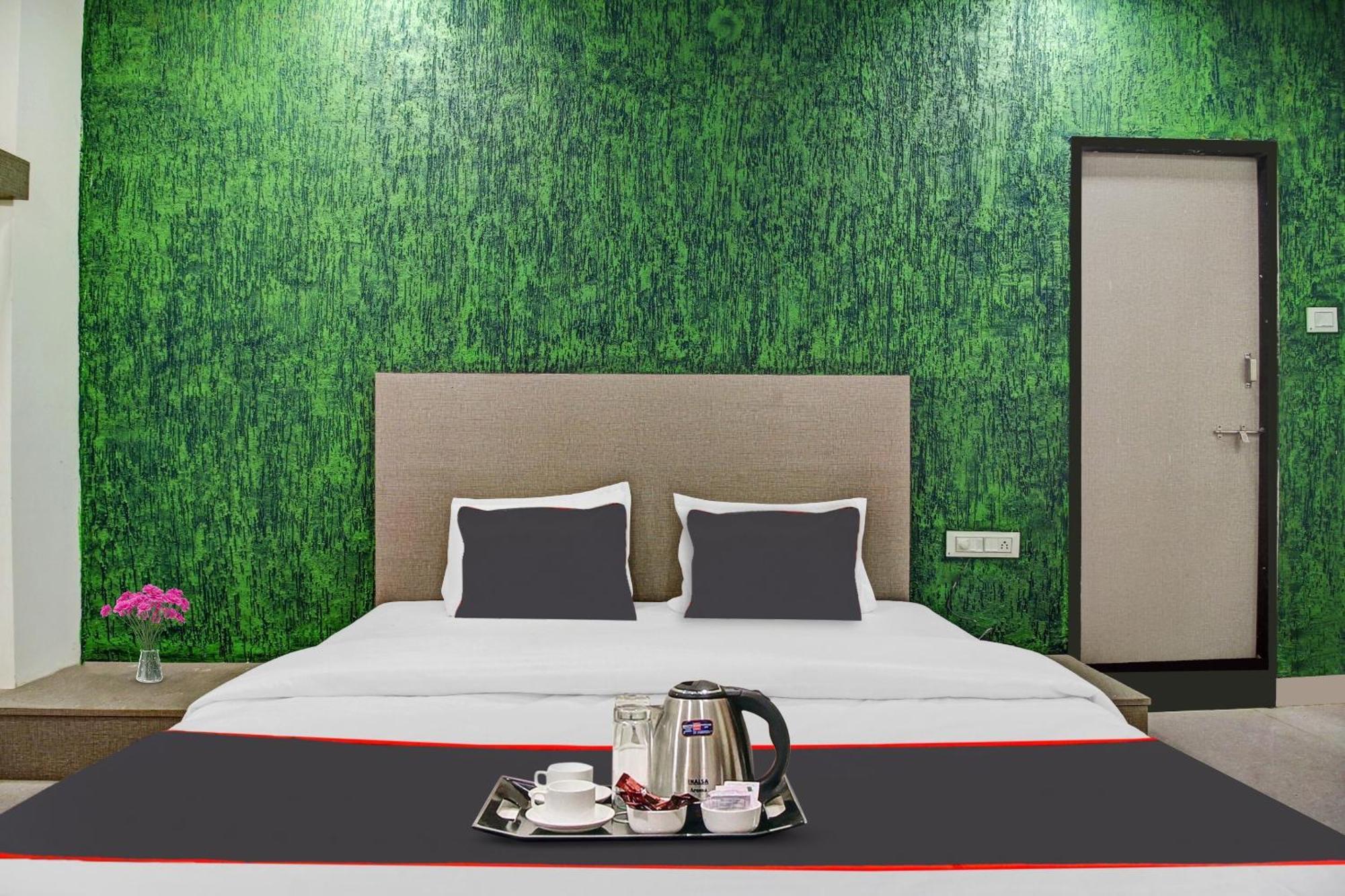 Super Collection O The Wishtler Hotell Bhopal Exteriör bild